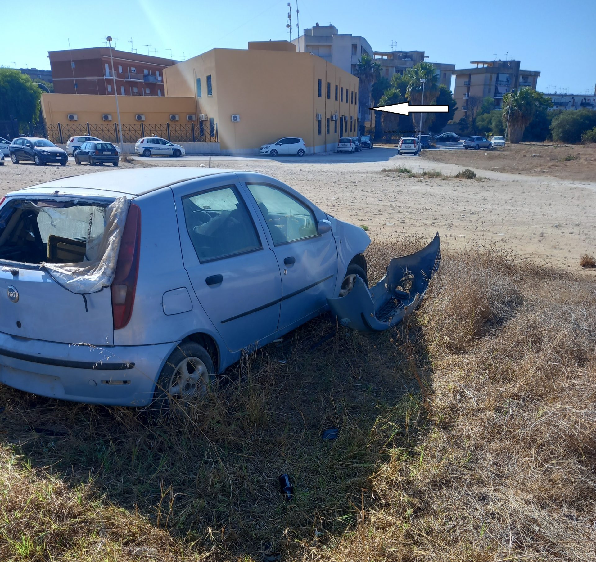 Auto e rifiuti vicino al Comando dei Vigili urbani di Marsala, Salvatore Adamo: “Assurdo ma è realtà”